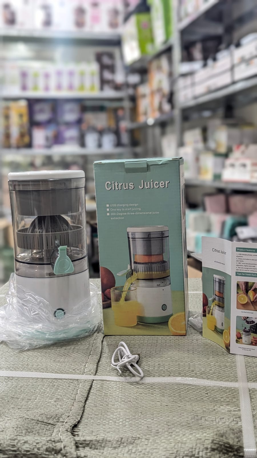 Manual Citrus Juicer & Squeezer – Portable Hand Press Lemon Orange Juicer with Strainer & Measuring Cup